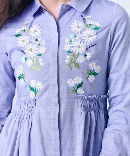 Chesty(チェスティー)の「フラワー刺繍シャツワンピース(ワンピース・レディース・ブルー/ストライプ・0/1)」の5枚目の写真