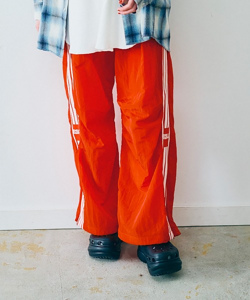 RNA（アールエヌエー）の「R4374 ワイドトラックパンツ（その他パンツ・レディース・ネイビー/レッド/ブラック・MEDIUM）」の21枚目の写真