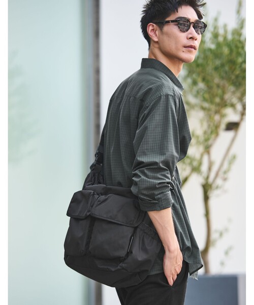 green label relaxing（グリーンレーベルリラクシング）の「【WEB限定】WR 2W ダブル フラップ ショルダーバッグ -撥水-（ショルダーバッグ・メンズ・ダークグレー/ブラック・FREE）」の3枚目の写真