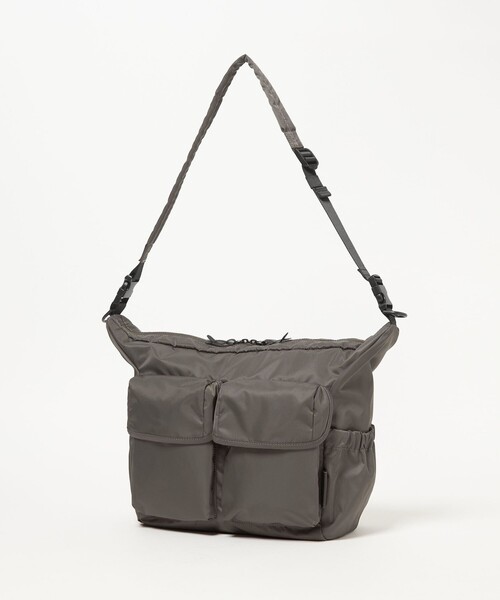 green label relaxing（グリーンレーベルリラクシング）の「【WEB限定】WR 2W ダブル フラップ ショルダーバッグ -撥水-（ショルダーバッグ・メンズ・ダークグレー/ブラック・FREE）」の9枚目の写真