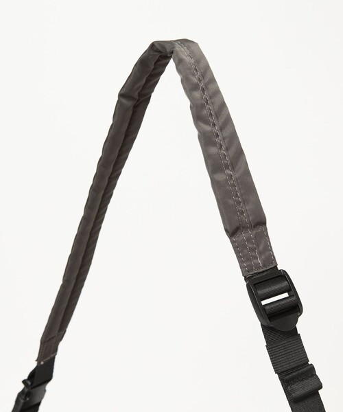 green label relaxing（グリーンレーベルリラクシング）の「【WEB限定】WR 2W ダブル フラップ ショルダーバッグ -撥水-（ショルダーバッグ・メンズ・ダークグレー/ブラック・FREE）」の10枚目の写真