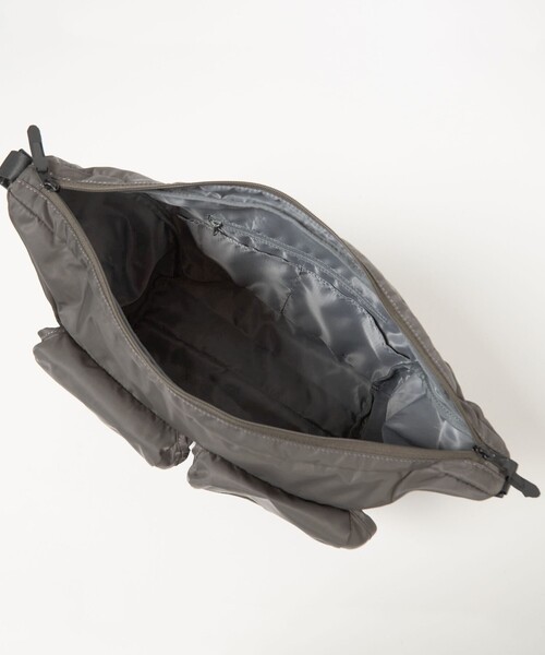 green label relaxing（グリーンレーベルリラクシング）の「【WEB限定】WR 2W ダブル フラップ ショルダーバッグ -撥水-（ショルダーバッグ・メンズ・ダークグレー/ブラック・FREE）」の12枚目の写真