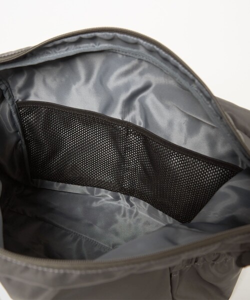 green label relaxing（グリーンレーベルリラクシング）の「【WEB限定】WR 2W ダブル フラップ ショルダーバッグ -撥水-（ショルダーバッグ・メンズ・ダークグレー/ブラック・FREE）」の13枚目の写真
