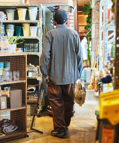 FREAK'S STORE（フリークスストア）の「限定展開 Relax Fit リラックスフィット レギュラーカラー ネル チェックシャツ（シャツ/ブラウス・メンズ・ブルー/ブラック/ブラウン/グリーン/ダークブラウン/ベージュ/サックスブルー・LARGE/MEDIUM/SMALL）」の16枚目の写真