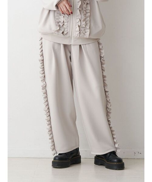 jouetie（ジュエティ）の「バレルレッグフリルトラックパンツ【セットアップ対応】（その他パンツ・レディース・アイボリー/ブラック/ボルドー・MEDIUM）」の2枚目の写真