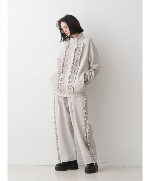 jouetie（ジュエティ）の「バレルレッグフリルトラックパンツ【セットアップ対応】（その他パンツ・レディース・アイボリー/ブラック/ボルドー・MEDIUM）」の12枚目の写真