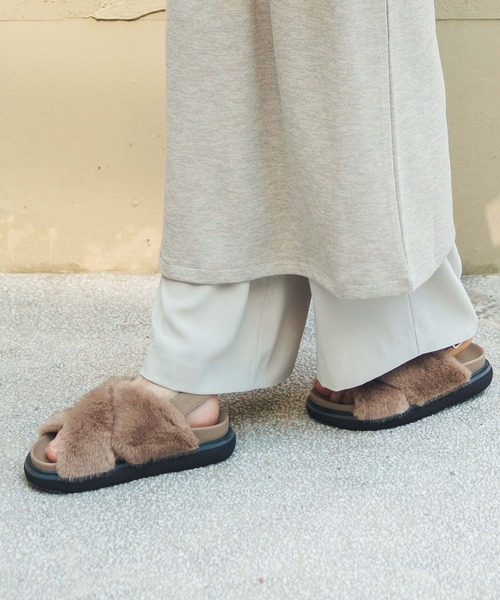 Gready Brilliant（グレディブリリアン）の「ファーサンダル（サンダル・レディース・モカ・L/M）」の2枚目の写真