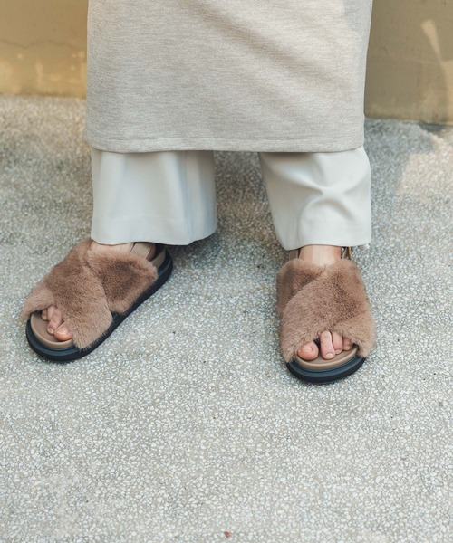 Gready Brilliant（グレディブリリアン）の「ファーサンダル（サンダル・レディース・モカ・L/M）」の4枚目の写真