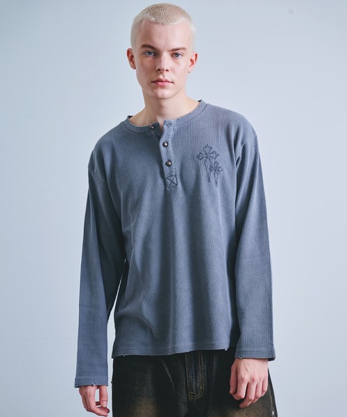 Revo.（レボ）の「ヴィンテージライク フェード加工 クロスモチーフ 刺繍 ワッフル ヘンリーネック ロングTシャツ サーマルロンT【UNISEX】（Tシャツ/カットソー・メンズ・グレー/チャコール/ブラック・M/L）」の2枚目の写真