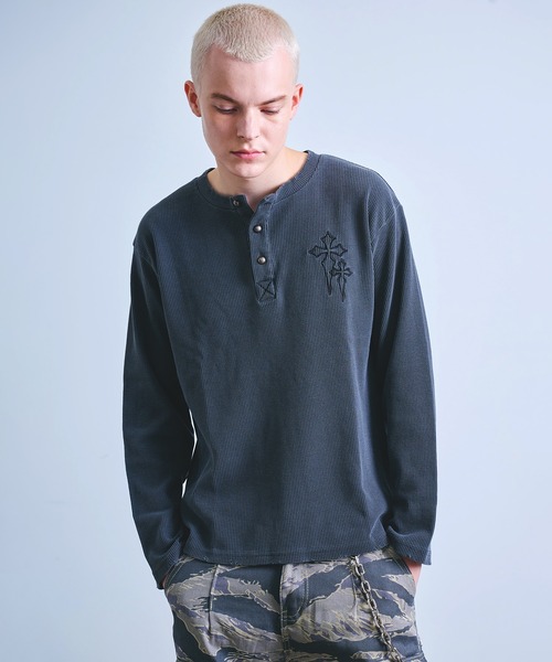 Revo.（レボ）の「ヴィンテージライク フェード加工 クロスモチーフ 刺繍 ワッフル ヘンリーネック ロングTシャツ サーマルロンT【UNISEX】（Tシャツ/カットソー・メンズ・グレー/チャコール/ブラック・M/L）」の3枚目の写真