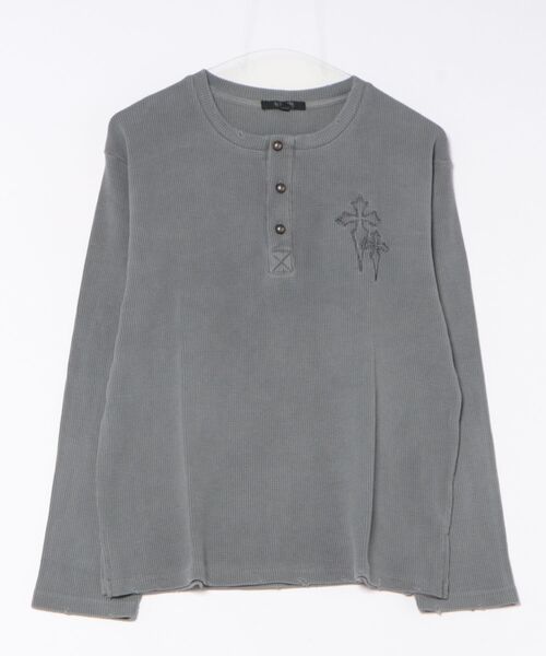 Revo.（レボ）の「ヴィンテージライク フェード加工 クロスモチーフ 刺繍 ワッフル ヘンリーネック ロングTシャツ サーマルロンT【UNISEX】（Tシャツ/カットソー・メンズ・グレー/チャコール/ブラック・M/L）」の5枚目の写真