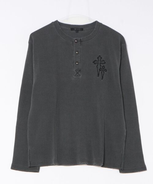 Revo.（レボ）の「ヴィンテージライク フェード加工 クロスモチーフ 刺繍 ワッフル ヘンリーネック ロングTシャツ サーマルロンT【UNISEX】（Tシャツ/カットソー・メンズ・グレー/チャコール/ブラック・M/L）」の6枚目の写真