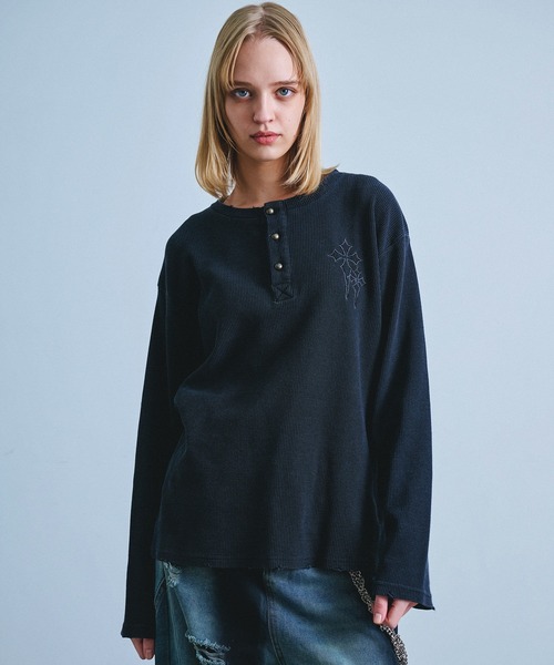 Revo.（レボ）の「ヴィンテージライク フェード加工 クロスモチーフ 刺繍 ワッフル ヘンリーネック ロングTシャツ サーマルロンT【UNISEX】（Tシャツ/カットソー・メンズ・グレー/チャコール/ブラック・M/L）」の7枚目の写真