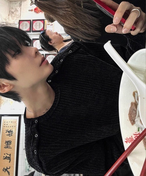 COSYHARU（コシハル）の「ダブルヘンリーネック長袖Ｔシャツ（Tシャツ/カットソー・メンズ・ブラック/グレー・FREE）」の11枚目の写真