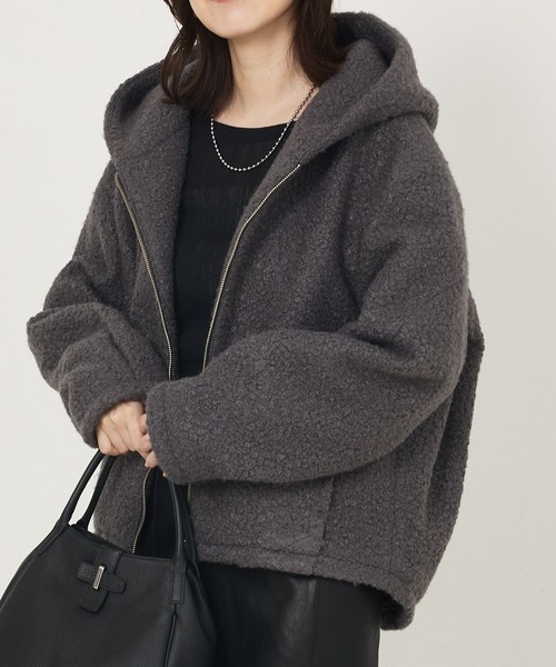 abahouse mavie(アバハウスマヴィ)の「ブークレーフーディジャケット(ブルゾン・レディース・チャコールグレー/ベージュ・フリー)」の2枚目の写真