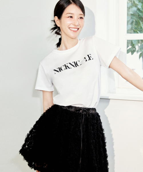 NICK&NICOLE(ニックアンドニコール)の「NICOLE ROSE LETTERING SLIM TOP_WHITE BLACK(Tシャツ/カットソー・レディース・その他・FREE)」の2枚目の写真
