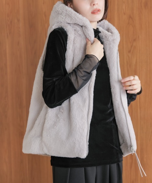 Bou Jeloud（ブージュルード）の「フェイクシープフード付ファーベスト（ベスト・レディース・ライトグレー/グレイッシュベージュ/チャコールグレー・38）」の3枚目の写真