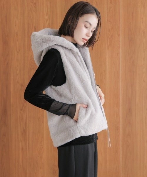 Bou Jeloud（ブージュルード）の「フェイクシープフード付ファーベスト（ベスト・レディース・ライトグレー/グレイッシュベージュ/チャコールグレー・38）」の4枚目の写真