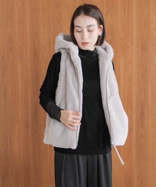 Bou Jeloud（ブージュルード）の「フェイクシープフード付ファーベスト（ベスト・レディース・ライトグレー/グレイッシュベージュ/チャコールグレー・38）」の5枚目の写真