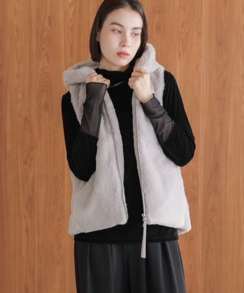 Bou Jeloud（ブージュルード）の「フェイクシープフード付ファーベスト（ベスト・レディース・ライトグレー/グレイッシュベージュ/チャコールグレー・38）」の7枚目の写真