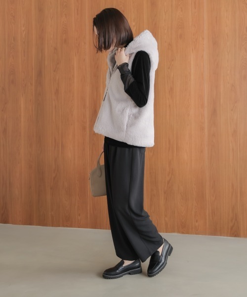 Bou Jeloud（ブージュルード）の「フェイクシープフード付ファーベスト（ベスト・レディース・ライトグレー/グレイッシュベージュ/チャコールグレー・38）」の8枚目の写真