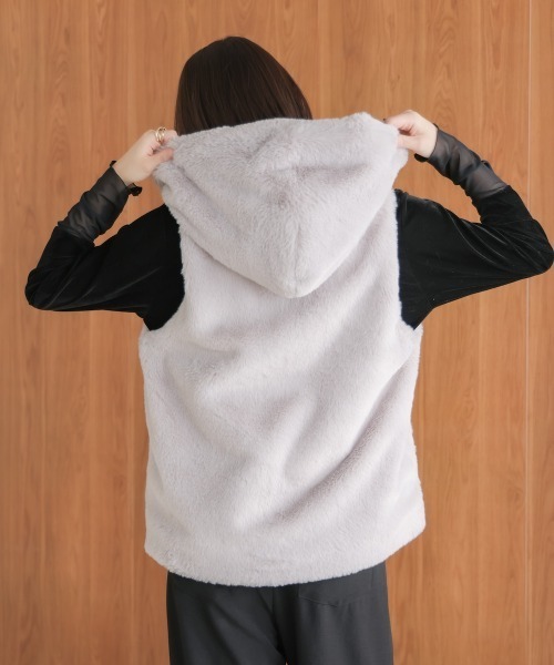 Bou Jeloud（ブージュルード）の「フェイクシープフード付ファーベスト（ベスト・レディース・ライトグレー/グレイッシュベージュ/チャコールグレー・38）」の9枚目の写真