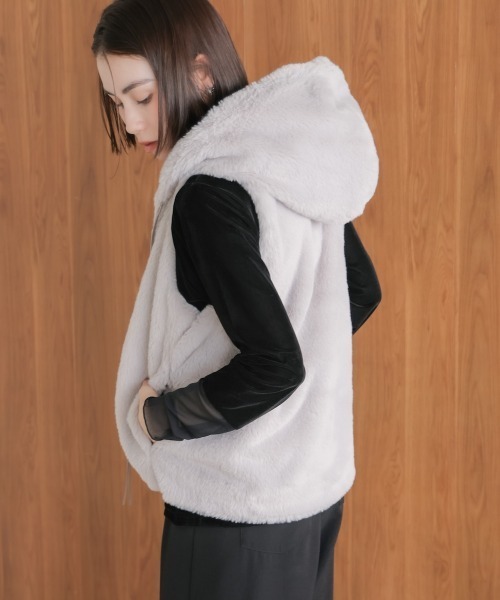 Bou Jeloud（ブージュルード）の「フェイクシープフード付ファーベスト（ベスト・レディース・ライトグレー/グレイッシュベージュ/チャコールグレー・38）」の11枚目の写真