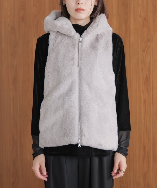 Bou Jeloud（ブージュルード）の「フェイクシープフード付ファーベスト（ベスト・レディース・ライトグレー/グレイッシュベージュ/チャコールグレー・38）」の12枚目の写真