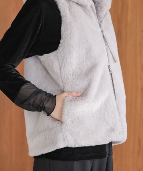 Bou Jeloud（ブージュルード）の「フェイクシープフード付ファーベスト（ベスト・レディース・ライトグレー/グレイッシュベージュ/チャコールグレー・38）」の14枚目の写真