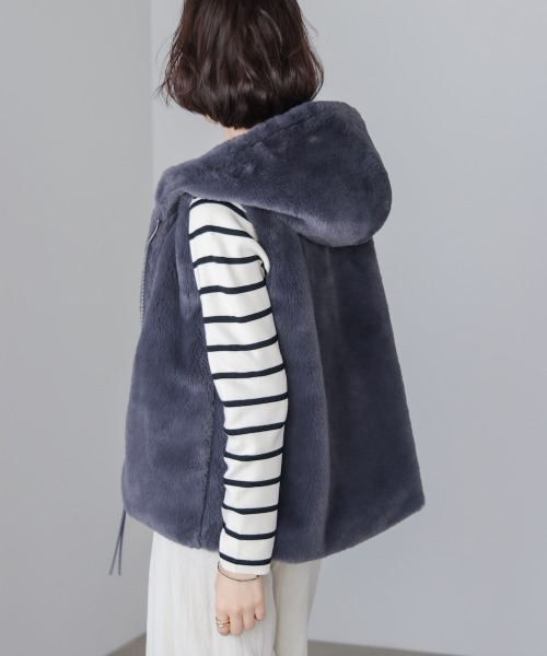 Bou Jeloud（ブージュルード）の「フェイクシープフード付ファーベスト（ベスト・レディース・ライトグレー/グレイッシュベージュ/チャコールグレー・38）」の22枚目の写真