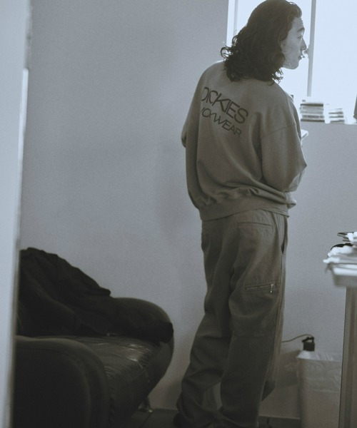 Dickies(ディッキーズ)の「【Dickies(R) x SEDAN ALL-PURPOSE(R)】Faded Washed Crewneck Sweatshirt/バックプリントスウェット(スウェット・メンズ・チャコールグレー/カーキ・SMALL/MEDIUM/LARGE/X-LARGE)」の8枚目の写真