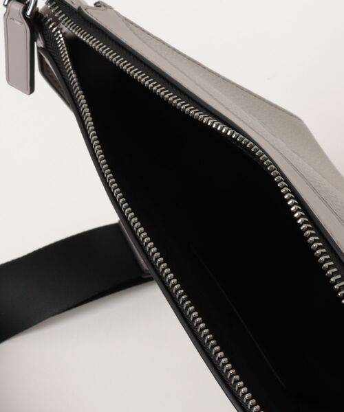 MICHAEL KORS(マイケルコース)の「COOPER 3IN1 XBODY POUCH ポーチ(ショルダーバッグ・メンズ・グレー系・FREE)」の4枚目の写真