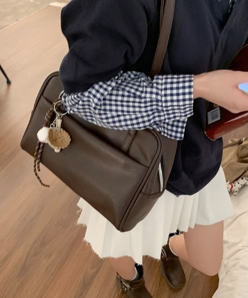 yuue' ( wear )(ユーイ)の「アウトポケットスクエアボストンバッグ/通勤通学/A4サイズ対応(ショルダーバッグ・レディース・ブラック/ダークブラウン・FREE)」の16枚目の写真