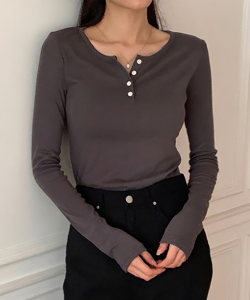 HEILIS（ヘイリス）の「ヘンリーネックベーシック長袖トップス / トップス 長袖 春服 秋服 冬服 韓国 ノームコア ヘンリーネック 長袖 カジュアル シンプル 無地 コンパクト ヘンリーネック オフィスカジュアル 白 ブルー ブラウン グレー ホワイト ブラック カットソー ノームコア（Tシャツ/カットソー・レディース・ブラウン/ブラック/オフホワイト/ブルー・FREE）」の4枚目の写真
