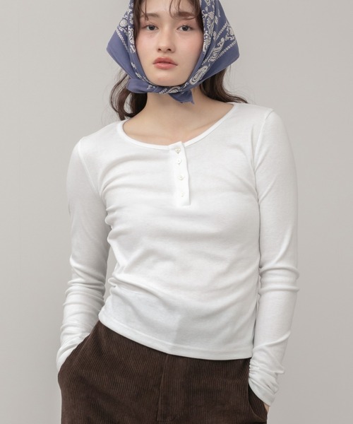 HEILIS（ヘイリス）の「ヘンリーネックベーシック長袖トップス / トップス 長袖 春服 秋服 冬服 韓国 ノームコア ヘンリーネック 長袖 カジュアル シンプル 無地 コンパクト ヘンリーネック オフィスカジュアル 白 ブルー ブラウン グレー ホワイト ブラック カットソー ノームコア（Tシャツ/カットソー・レディース・ブラウン/ブラック/オフホワイト/ブルー・FREE）」の2枚目の写真