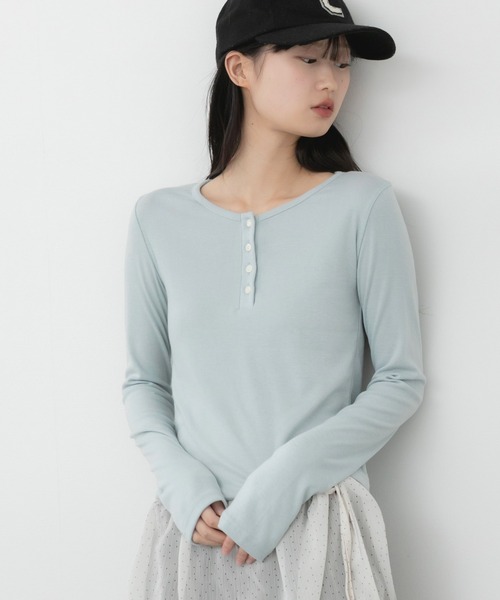HEILIS（ヘイリス）の「ヘンリーネックベーシック長袖トップス / トップス 長袖 春服 秋服 冬服 韓国 ノームコア ヘンリーネック 長袖 カジュアル シンプル 無地 コンパクト ヘンリーネック オフィスカジュアル 白 ブルー ブラウン グレー ホワイト ブラック カットソー ノームコア（Tシャツ/カットソー・レディース・ブラウン/ブラック/オフホワイト/ブルー・FREE）」の12枚目の写真