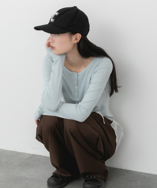 HEILIS（ヘイリス）の「ヘンリーネックベーシック長袖トップス / トップス 長袖 春服 秋服 冬服 韓国 ノームコア ヘンリーネック 長袖 カジュアル シンプル 無地 コンパクト ヘンリーネック オフィスカジュアル 白 ブルー ブラウン グレー ホワイト ブラック カットソー ノームコア（Tシャツ/カットソー・レディース・ブラウン/ブラック/オフホワイト/ブルー・FREE）」の13枚目の写真