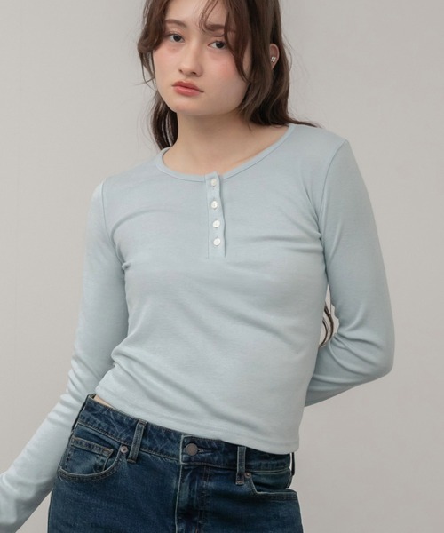 HEILIS（ヘイリス）の「ヘンリーネックベーシック長袖トップス / トップス 長袖 春服 秋服 冬服 韓国 ノームコア ヘンリーネック 長袖 カジュアル シンプル 無地 コンパクト ヘンリーネック オフィスカジュアル 白 ブルー ブラウン グレー ホワイト ブラック カットソー ノームコア（Tシャツ/カットソー・レディース・ブラウン/ブラック/オフホワイト/ブルー・FREE）」の14枚目の写真