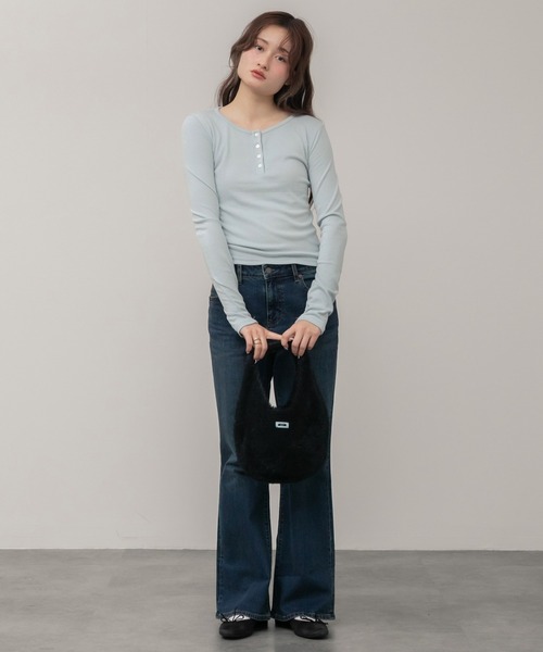 HEILIS（ヘイリス）の「ヘンリーネックベーシック長袖トップス / トップス 長袖 春服 秋服 冬服 韓国 ノームコア ヘンリーネック 長袖 カジュアル シンプル 無地 コンパクト ヘンリーネック オフィスカジュアル 白 ブルー ブラウン グレー ホワイト ブラック カットソー ノームコア（Tシャツ/カットソー・レディース・ブラウン/ブラック/オフホワイト/ブルー・FREE）」の15枚目の写真