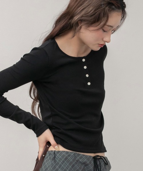 HEILIS（ヘイリス）の「ヘンリーネックベーシック長袖トップス / トップス 長袖 春服 秋服 冬服 韓国 ノームコア ヘンリーネック 長袖 カジュアル シンプル 無地 コンパクト ヘンリーネック オフィスカジュアル 白 ブルー ブラウン グレー ホワイト ブラック カットソー ノームコア（Tシャツ/カットソー・レディース・ブラウン/ブラック/オフホワイト/ブルー・FREE）」の17枚目の写真