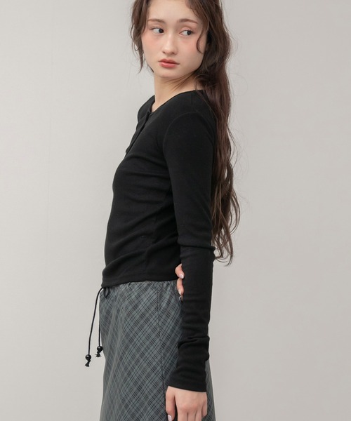 HEILIS（ヘイリス）の「ヘンリーネックベーシック長袖トップス / トップス 長袖 春服 秋服 冬服 韓国 ノームコア ヘンリーネック 長袖 カジュアル シンプル 無地 コンパクト ヘンリーネック オフィスカジュアル 白 ブルー ブラウン グレー ホワイト ブラック カットソー ノームコア（Tシャツ/カットソー・レディース・ブラウン/ブラック/オフホワイト/ブルー・FREE）」の18枚目の写真