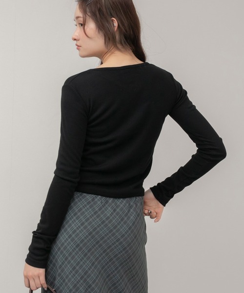 HEILIS（ヘイリス）の「ヘンリーネックベーシック長袖トップス / トップス 長袖 春服 秋服 冬服 韓国 ノームコア ヘンリーネック 長袖 カジュアル シンプル 無地 コンパクト ヘンリーネック オフィスカジュアル 白 ブルー ブラウン グレー ホワイト ブラック カットソー ノームコア（Tシャツ/カットソー・レディース・ブラウン/ブラック/オフホワイト/ブルー・FREE）」の19枚目の写真