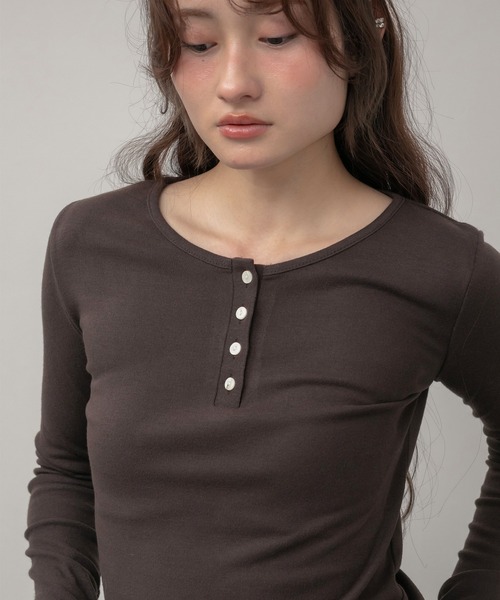 HEILIS（ヘイリス）の「ヘンリーネックベーシック長袖トップス / トップス 長袖 春服 秋服 冬服 韓国 ノームコア ヘンリーネック 長袖 カジュアル シンプル 無地 コンパクト ヘンリーネック オフィスカジュアル 白 ブルー ブラウン グレー ホワイト ブラック カットソー ノームコア（Tシャツ/カットソー・レディース・ブラウン/ブラック/オフホワイト/ブルー・FREE）」の5枚目の写真