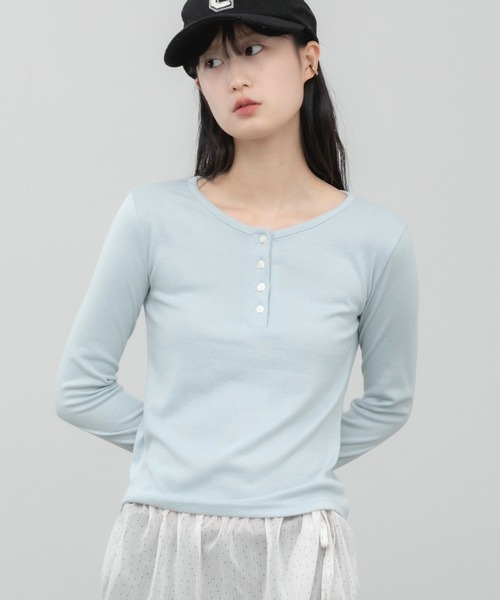 HEILIS（ヘイリス）の「ヘンリーネックベーシック長袖トップス / トップス 長袖 春服 秋服 冬服 韓国 ノームコア ヘンリーネック 長袖 カジュアル シンプル 無地 コンパクト ヘンリーネック オフィスカジュアル 白 ブルー ブラウン グレー ホワイト ブラック カットソー ノームコア（Tシャツ/カットソー・レディース・ブラウン/ブラック/オフホワイト/ブルー・FREE）」の6枚目の写真