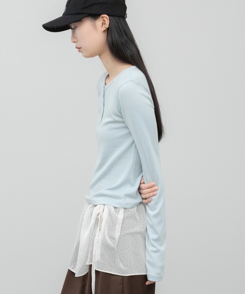 HEILIS（ヘイリス）の「ヘンリーネックベーシック長袖トップス / トップス 長袖 春服 秋服 冬服 韓国 ノームコア ヘンリーネック 長袖 カジュアル シンプル 無地 コンパクト ヘンリーネック オフィスカジュアル 白 ブルー ブラウン グレー ホワイト ブラック カットソー ノームコア（Tシャツ/カットソー・レディース・ブラウン/ブラック/オフホワイト/ブルー・FREE）」の8枚目の写真