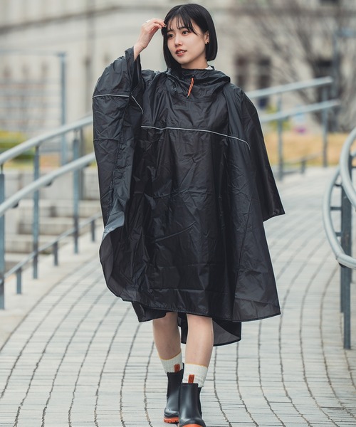 KiU（キウ）の「超軽量 ライトウェイトコンパクトポンチョ（レインコート/ポンチョ・メンズ・ブラック/ベージュ/イエロー・FREE）」の2枚目の写真