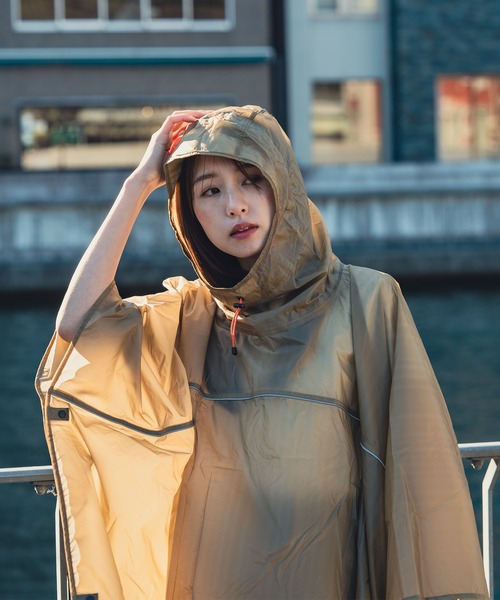 KiU（キウ）の「超軽量 ライトウェイトコンパクトポンチョ（レインコート/ポンチョ・メンズ・ブラック/ベージュ/イエロー・FREE）」の5枚目の写真