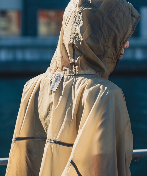 KiU（キウ）の「超軽量 ライトウェイトコンパクトポンチョ（レインコート/ポンチョ・メンズ・ブラック/ベージュ/イエロー・FREE）」の4枚目の写真