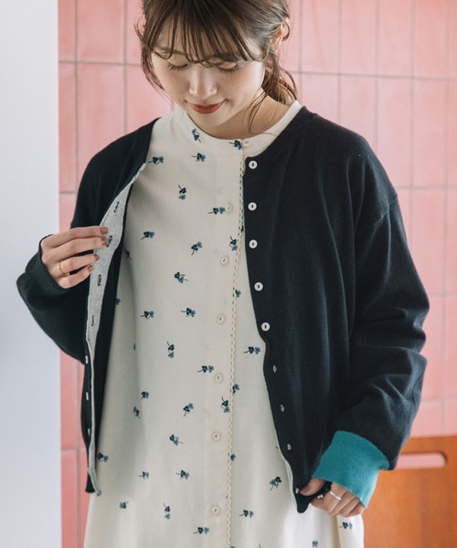 POU DOU DOU(プードゥドゥ)の「ひねり前立てクルーネックカーディガン(カーディガン/ボレロ・レディース・グレー/ブルー/ブラック/イエロー/ピンク・3)」の2枚目の写真