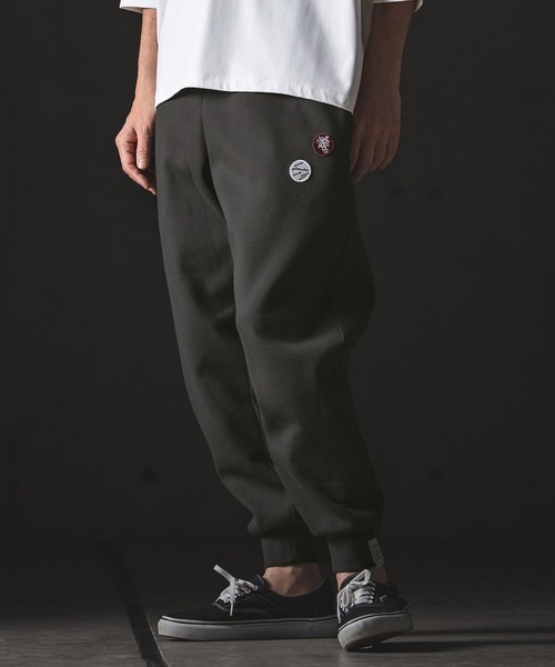 GLIMCLAP(グリムクラップ)の「mp14555-Pique Fabric Relaxed Fit Joggers ジョガーパンツ(201-022-gls-cg)(スウェットパンツ・メンズ・オフホワイト/ブラック/チャコール・L/M/S)」の1枚目の写真